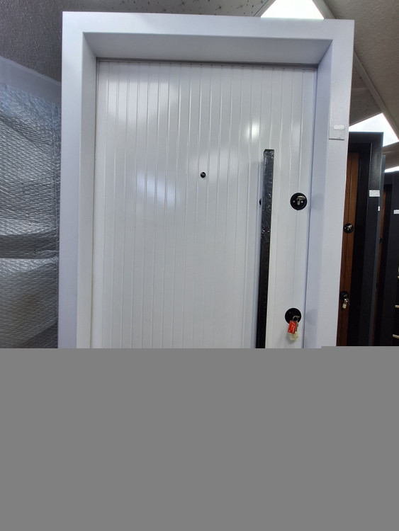 درب ضد سرقت مدرن روکش راش رنگ سفید پلی اورتان با قفل کاله ترک و لبه ضد دیلم مدل راپود