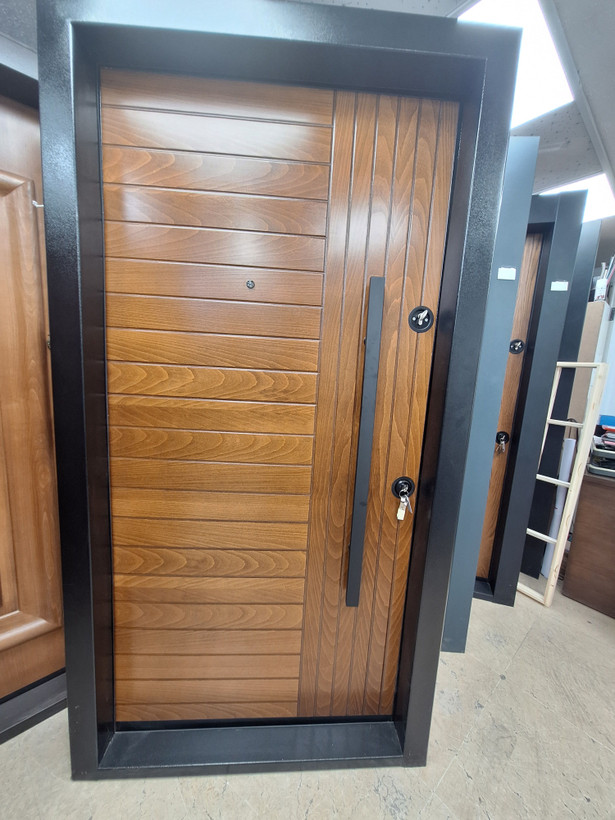 درب ضد سرقت مدرن مدل وترا - کیان درب - روکش راش گردویی طرح CNC