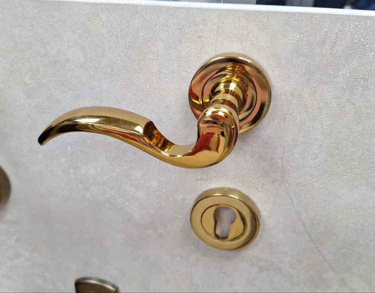 دستگیره لوکس طلایی دو تکه مدل گلد با سیلندر و قفل به طور کامل