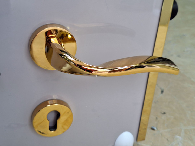 دستگیره اتاق و سرویس طلایی دوتکه مدل یونیک با قفل و مغزی و سیلندر به طور کامل