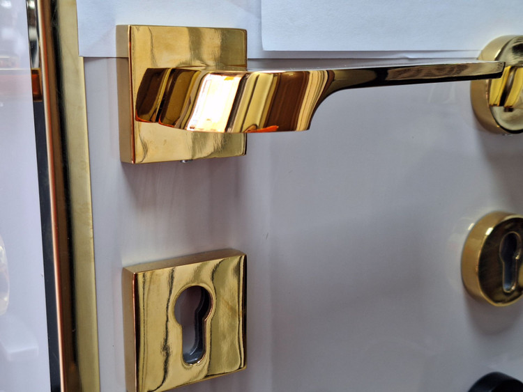 دستگیره اتاق و سرویس طلایی دوتکه مدل استرانگ با قفل و مغزی و سیلندر به طور کامل
