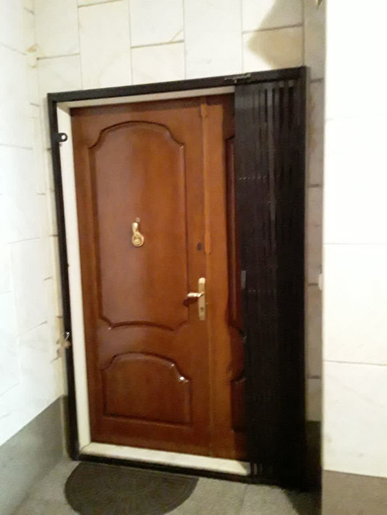 درب اولیه قبل از نصب درب ضدسرقت